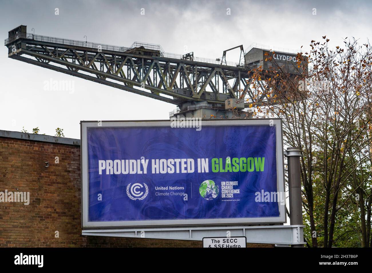 Glasgow, Scotland, UK. 26th October 2021. With less than a week to go until start of UN Climate Change Conference in Glasgow the site has been surrounded by ring of steel security fences. The adjacent Clydeside Expressway is also  closed to traffic.  Iain Masterton/Alamy Live News. Stock Photo