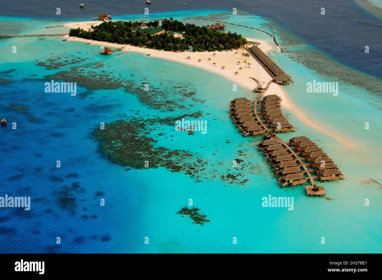 INDIAN OCEAN, MALDIVES, ALIFU DHAALU ATOLL, CONSTANCE MOOFUSHI RESORT, AERIAL VIEW. Stock Photo