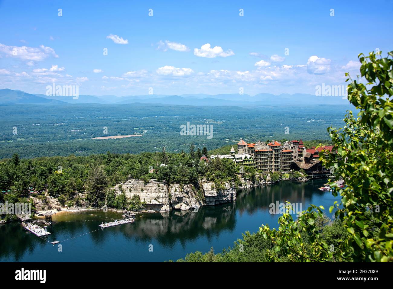 Scenic view of Mohonk Mountain House and Mohonk Lake, located in New Paltz, upstate New York. Stock Photo