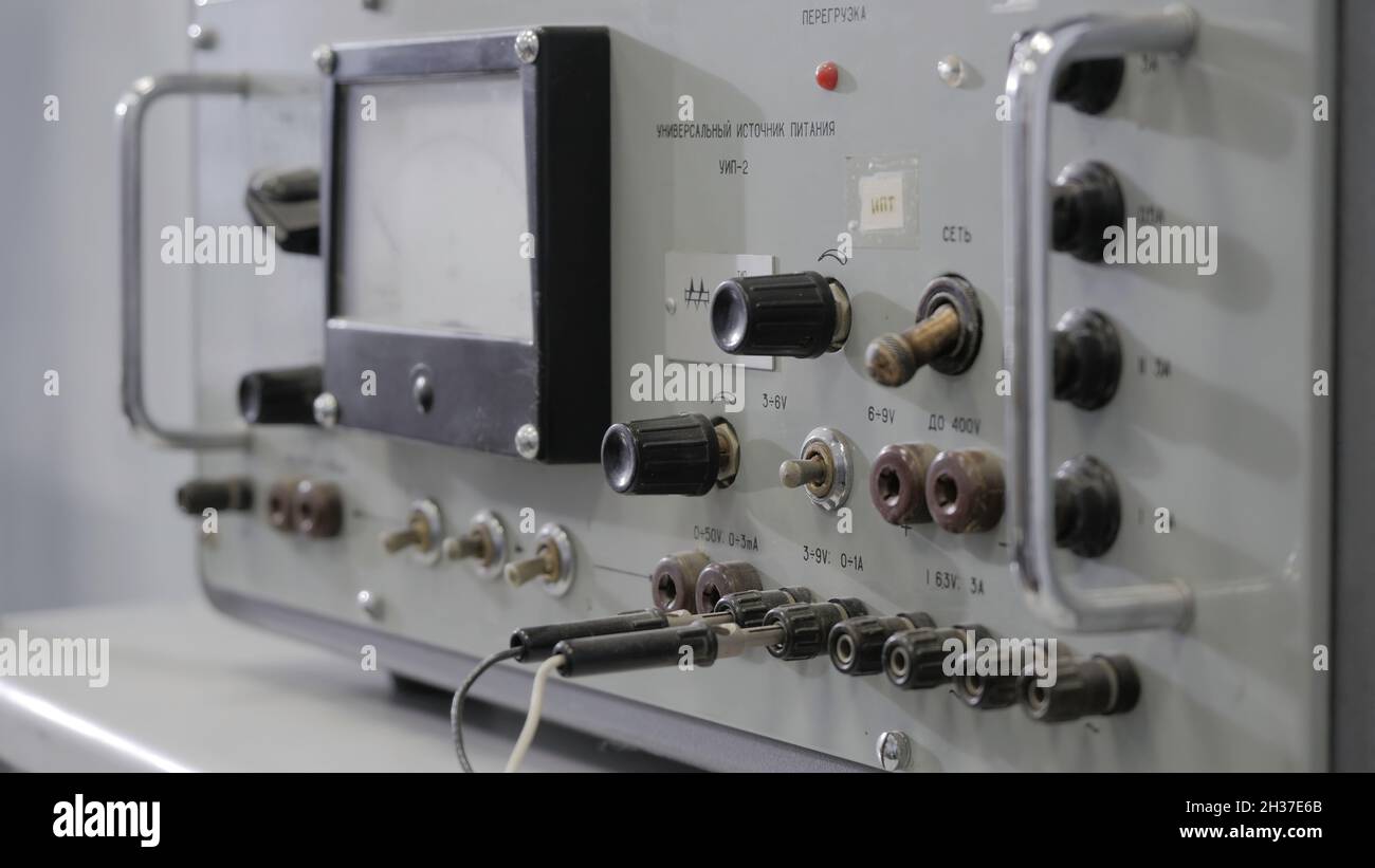 Electric stand for students. Electrical system for measuring voltage