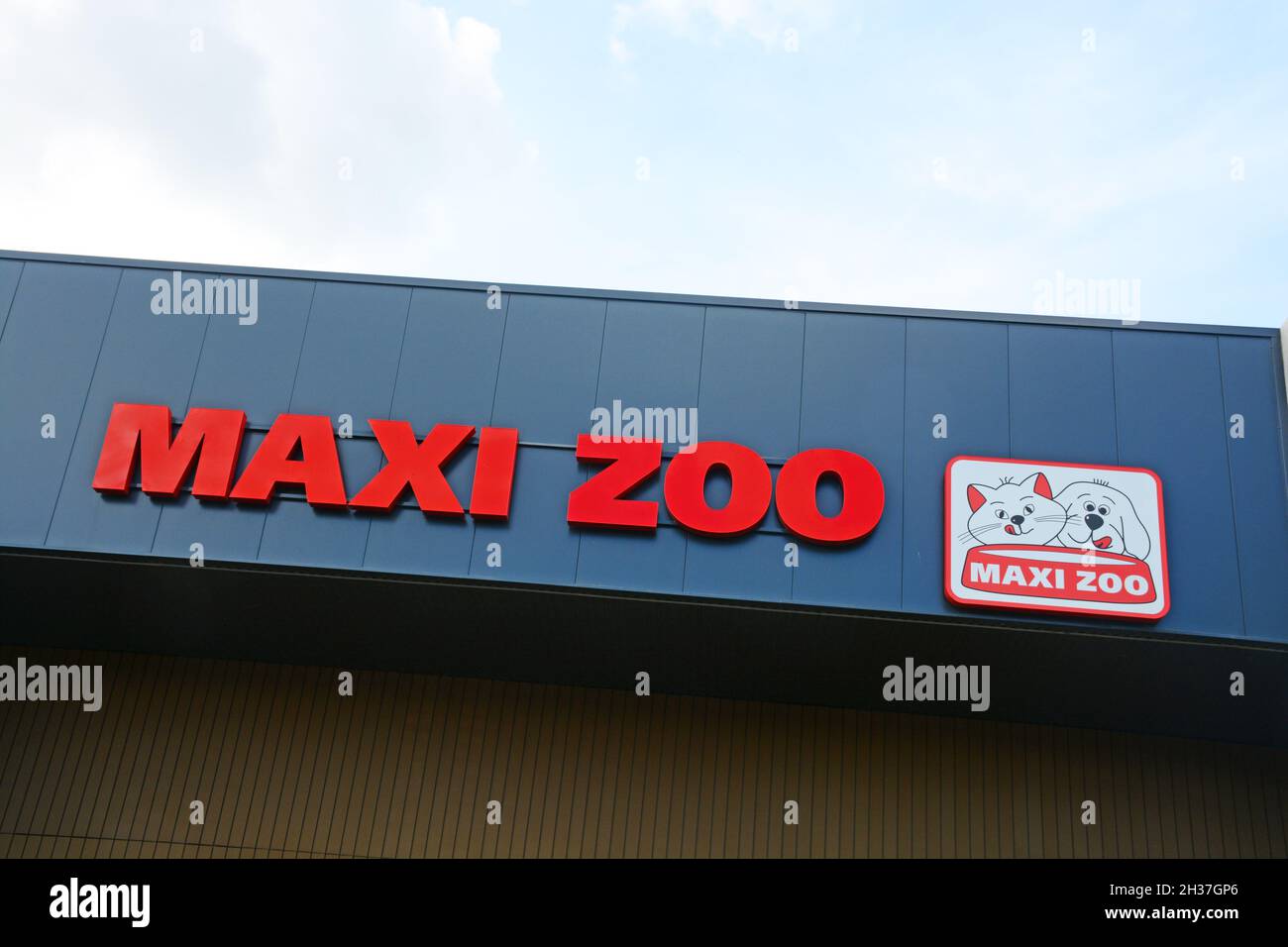 Maxi Zoo store, Issoire, Auvergne-Rhone-Alpes, France Stock Photo