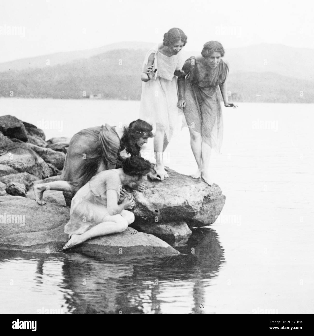Frances Benjamin Johnston vintage photography - Four Figures at Water Edge Stock Photo