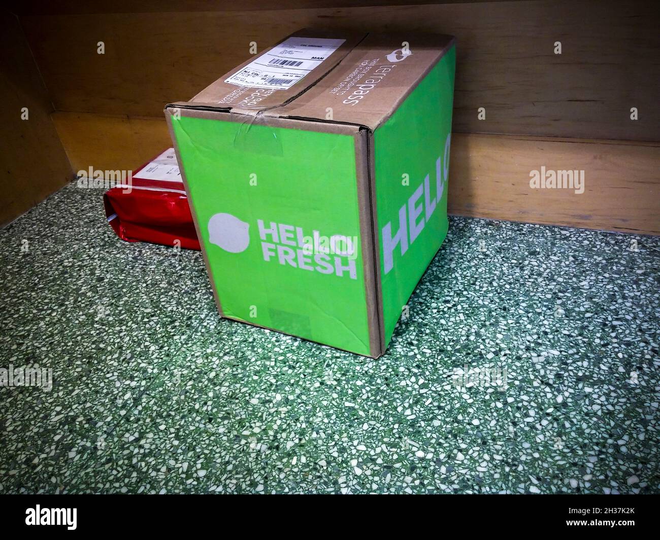 A delivery from the Hello Fresh meal subscription service waits to be picked up in the lobby of an apartment building in New York on Tuesday, October 5, 2021. (© Richard B. Levine) Stock Photo