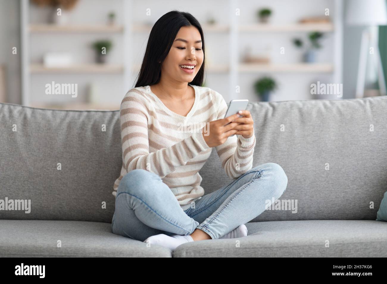 Дома сидя на диване. Позы просмотра телевизора. While resting. Отдых дома телевизор. Мужчина спорт энергетик.