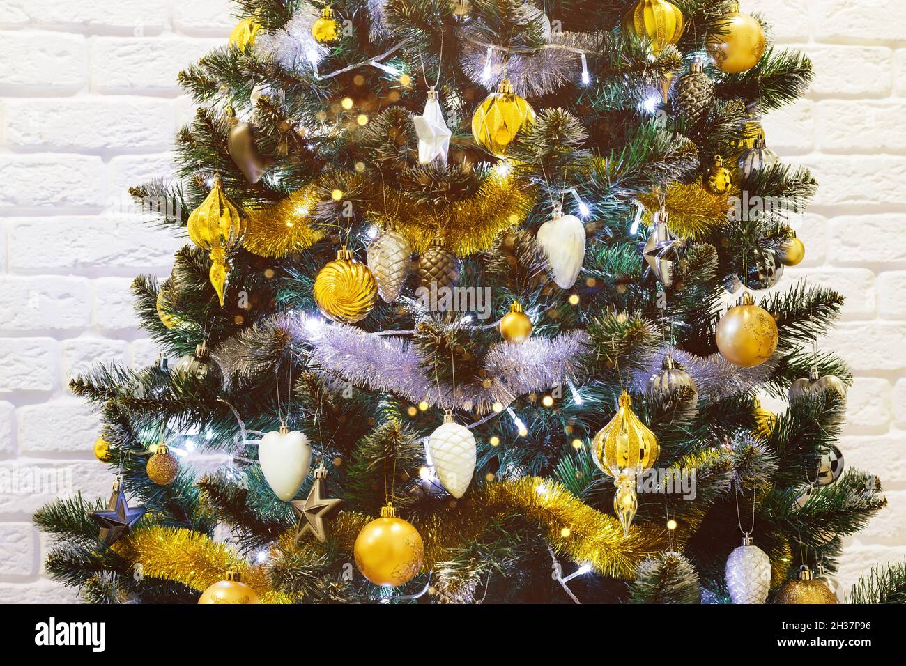 Silver tinsel christmas tree hi-res stock photography and images - Alamy
