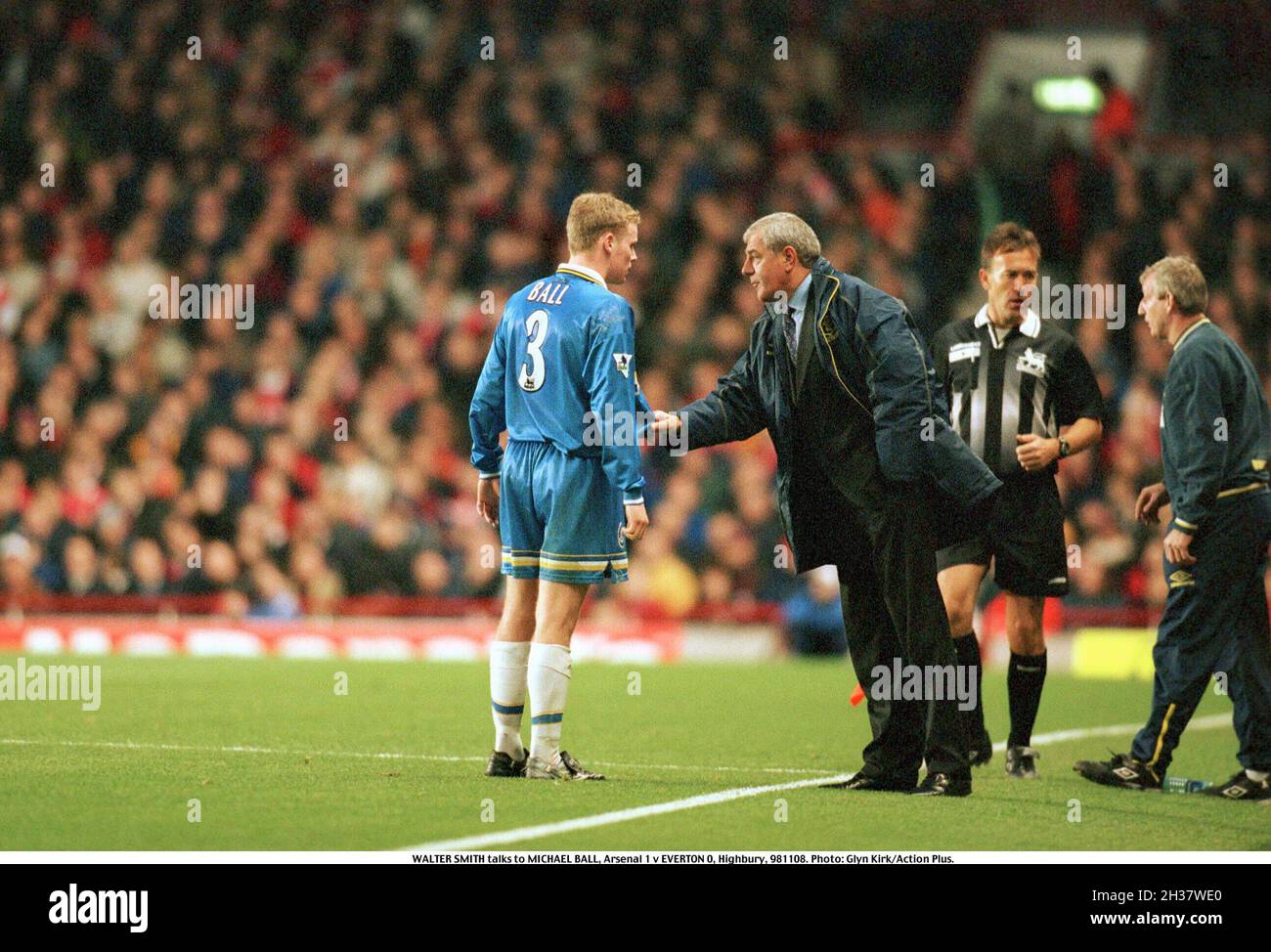 8th November 1998; Highburry Stadium, London; WALTER SMITH talks to MICHAEL BALL; Arsenal 1 v EVERTON 0 at Highbury, London; league match Stock Photo
