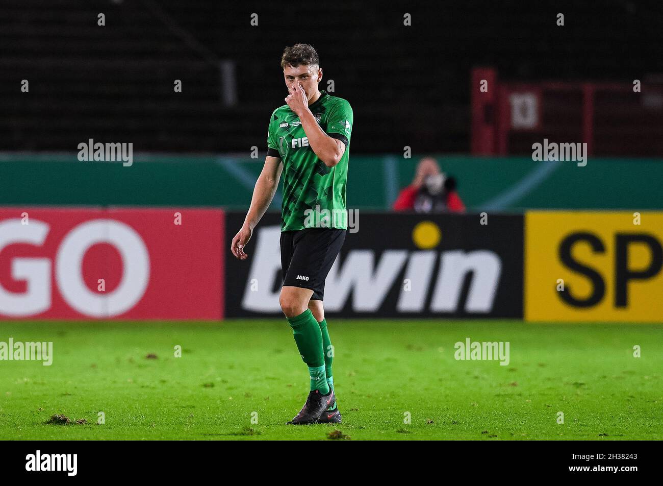 26 October 2021, North Rhine-Westphalia, Münster: Football: DFB Cup, Preußen Münster - Hertha BSC, 2nd round, Preußenstadion. Münster's Nicolai Remberg is sent off after receiving a yellow-red card. Photo: Guido Kirchner/dpa - IMPORTANT NOTE: In accordance with the regulations of the DFL Deutsche Fußball Liga and/or the DFB Deutscher Fußball-Bund, it is prohibited to use or have used photographs taken in the stadium and/or of the match in the form of sequence pictures and/or video-like photo series. Stock Photo