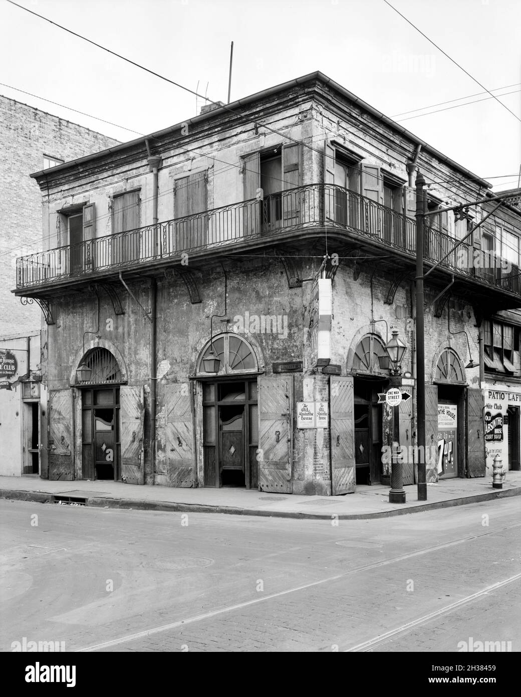 Frances Benjamin Johnston vintage photography - Shows 'Old Absinthe House' at uptown river corner of Bourbon-Bienville Streets in the French Quarter. Stock Photo