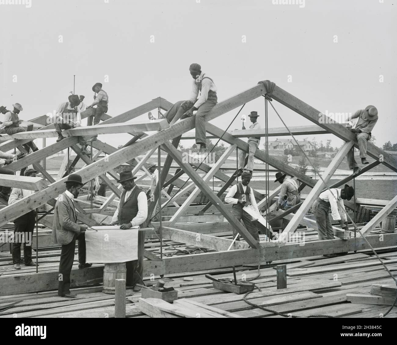 Frances Benjamin Johnston vintage photography - Roof Construction by the students at Tuskegee Institute - circa 1902 Stock Photo