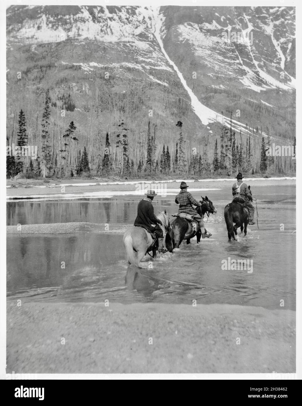 Frances Benjamin Johnston vintage photography - Three Campers on Horseback Cross the Columbia River in Washington Stock Photo