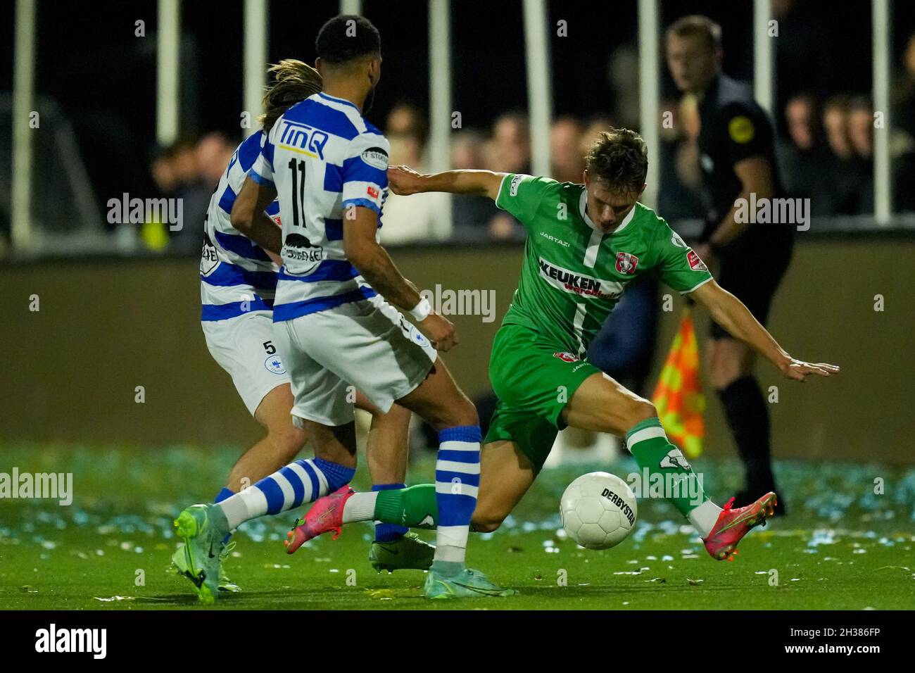 BUNSCHOTEN-SPAKENBURG, NETHERLANDS - OCTOBER 26: Tim Brinkman of SV Spakenburg, Ravelino Junte of SV Spakenburg, Toine van Huizen of FC Dordrecht during the Dutch Cup KNVB Beter match between SV Spakenburg and FC Dordrecht at Sportpark De Westmaat on October 26, 2021 in Bunschoten-Spakenburg, Netherlands (Photo by Yannick Verhoeven/Orange Pictures) Stock Photo