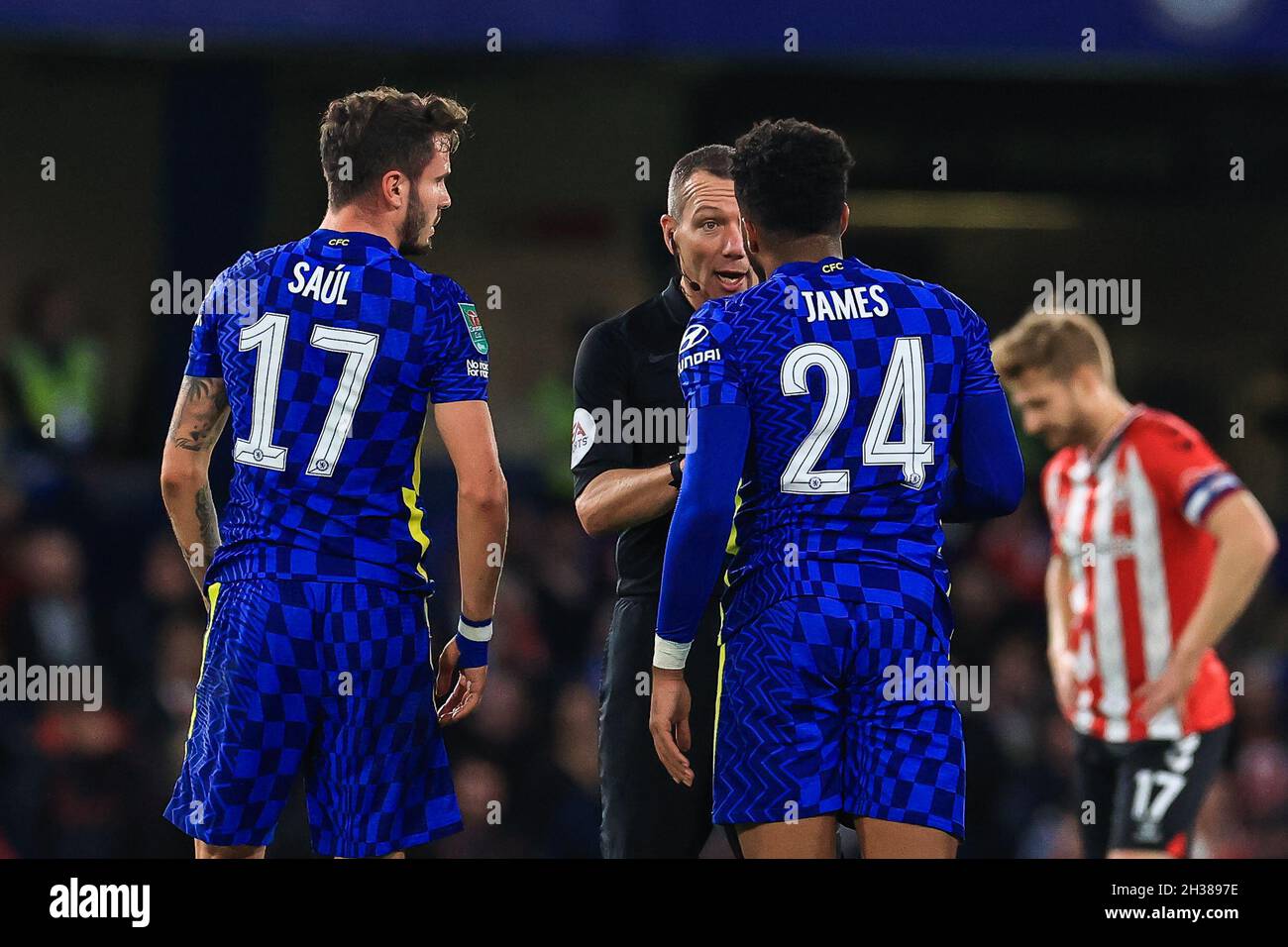 Referee Kevin Friend speaks to Reece James #24 of Chelsea in, on 10/26/2021. (Photo by Mark Cosgrove/News Images/Sipa USA) Credit: Sipa USA/Alamy Live News Stock Photo