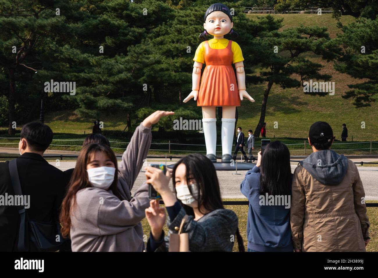 Seoul, South Korea. 26th Oct, 2021. People take photos of the giant doll from Netflix original series 'Squid Game' at the Olympic Park in Seoul. The giant doll from Netflix original series 'Squid Game' is displayed at Olympic Park in Seoul, South Korea from October 25 to January 23 next year. (Photo by Simon Shin/SOPA Images/Sipa USA) Credit: Sipa USA/Alamy Live News Stock Photo