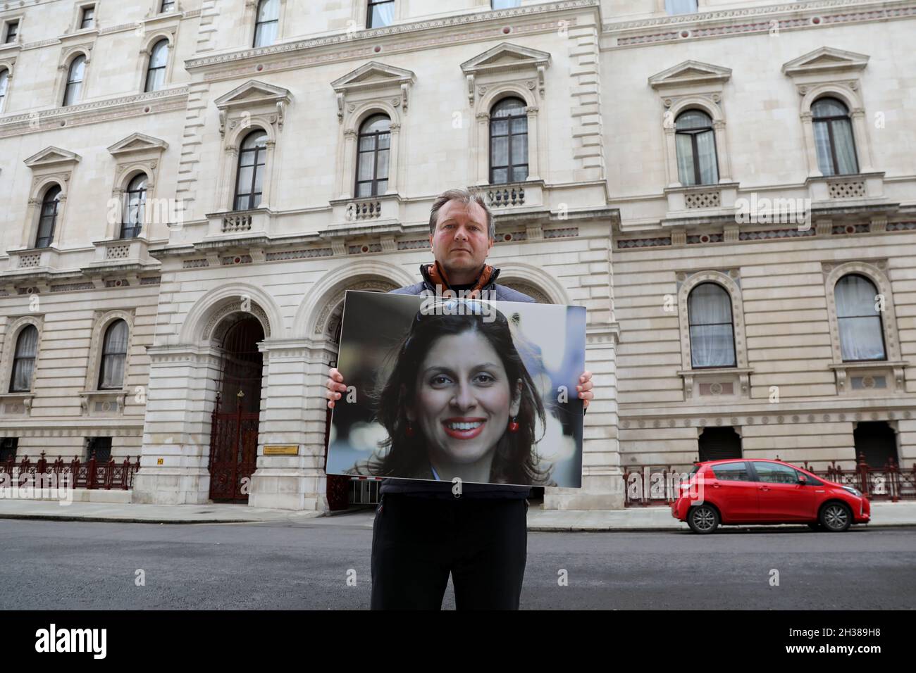London, UK, 26 October 2021: Richard Ratcliffe holds up a photo of his wife Nazanin Zaghari-Ratcliffe outside the Foreign, Commonwealth and Developmen Stock Photo