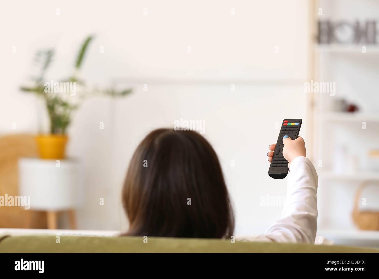 Woman back view watching tv hi-res stock photography and images - Alamy