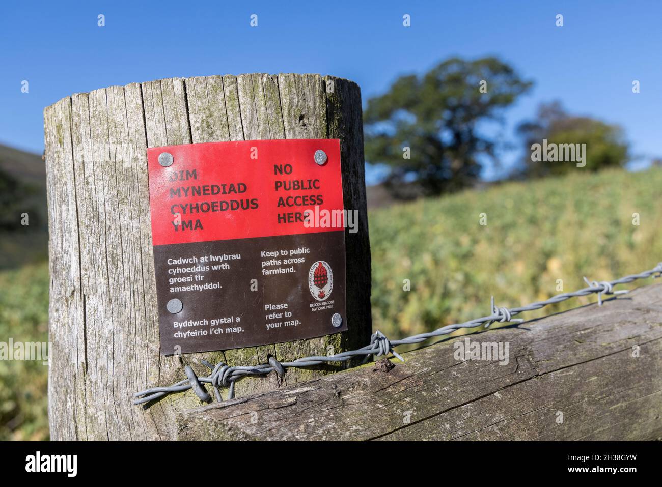 No public access sign on fence post in English and Welsh, Black Mountains, Wales, UK Stock Photo