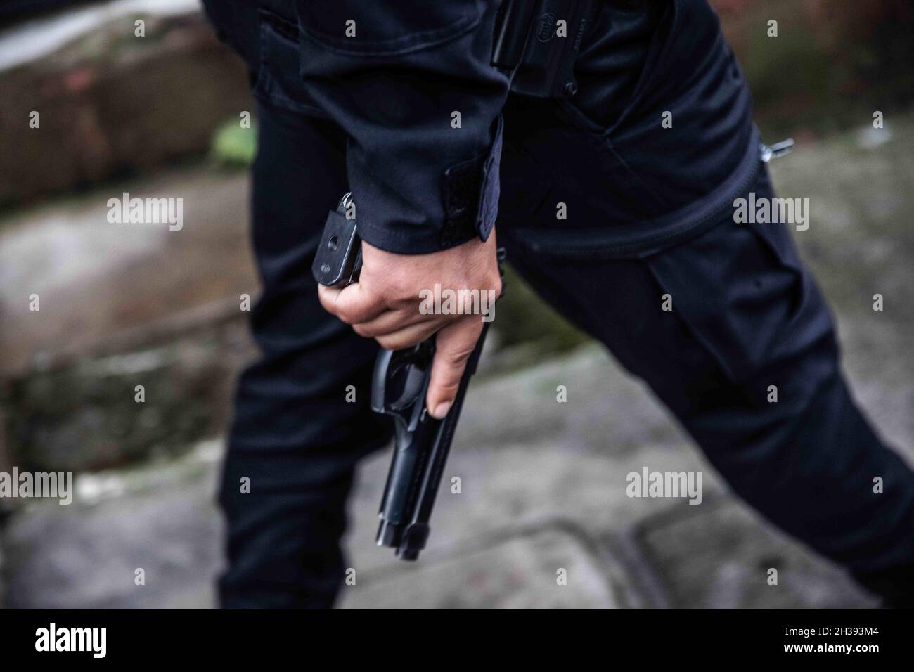 Guatemala City, Guatemala. 14th July, 2021. A member of Policia Nacional Civil with pistol drawn during a raid to arrest a member of the 18th street gang, which happened early in the morning. (Credit Image: © David Tesinsky/ZUMA Press Wire) Stock Photo