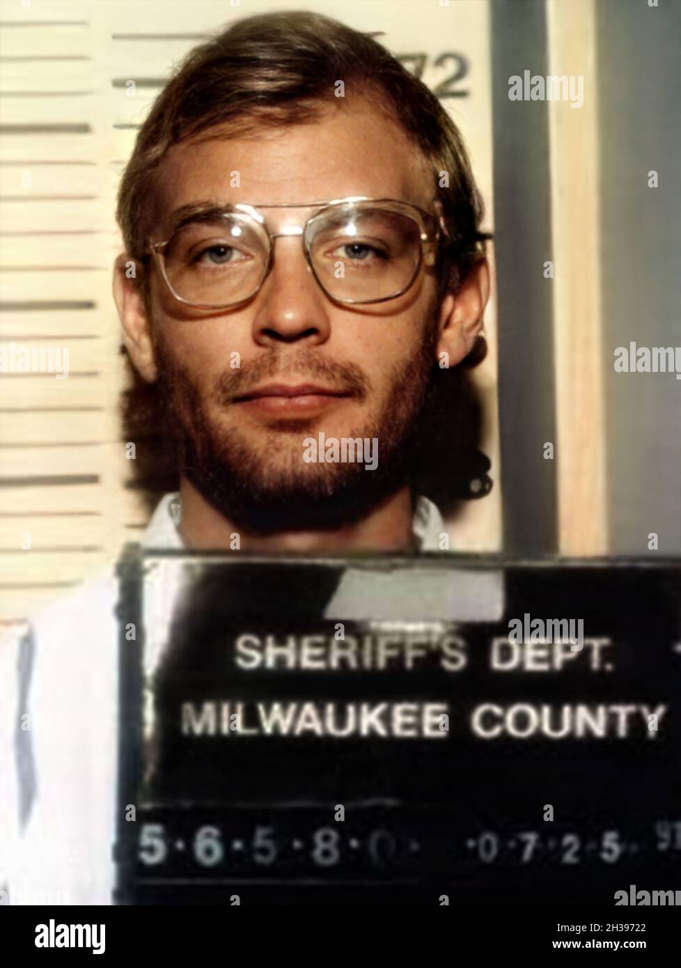 1991 ca ,  Milwaukee , USA : JEFFREY DAHMER aka the MILWAUKEE CANNIBAL ( 1960 - 1994 ), was arrested  like serial-killer in a photobooth of Police Department  . Dahmer was an American spree killer who murdered at least 17 people , from 1978 to 1991 . Unknown photographer . -  photo booth - photo-booth - SERIAL KILLER - Mostro di Milwaukee - The Monster of - portrait - ritratto - serial-killer - assassino seriale - CRONACA NERA - criminale - criminal - SERIAL KILLER  - GAY - LGBT - CANNIBALE - cannibalismo - omosessuale - omosessualità - homosexuality - homosexual - foto segnaletica della Poliz Stock Photo