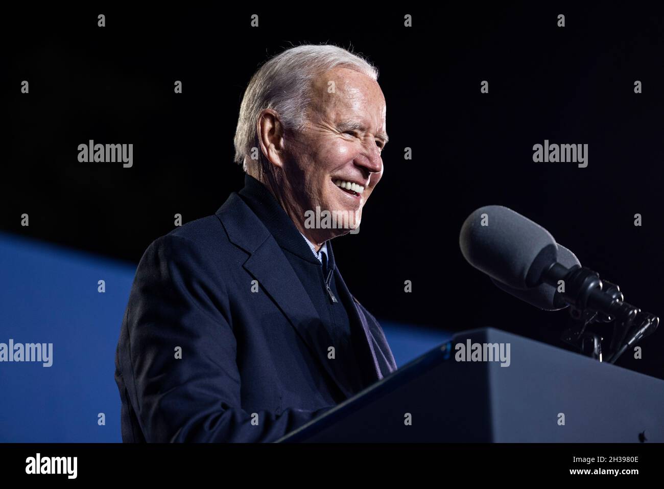 Arlington, Virginia, USA. 26th Oct, 2021. United States President Joe Biden campaigns for Virginia Democratic gubernatorial candidate Terry McAuliffe in Arlington, Virginia, USA, 26 October 2021. McAuliffe is running against Republican Glenn Youngkin; the election takes place on 02 November 2021. Credit: Jim LoScalzo/Pool via CNP/dpa/Alamy Live News Stock Photo