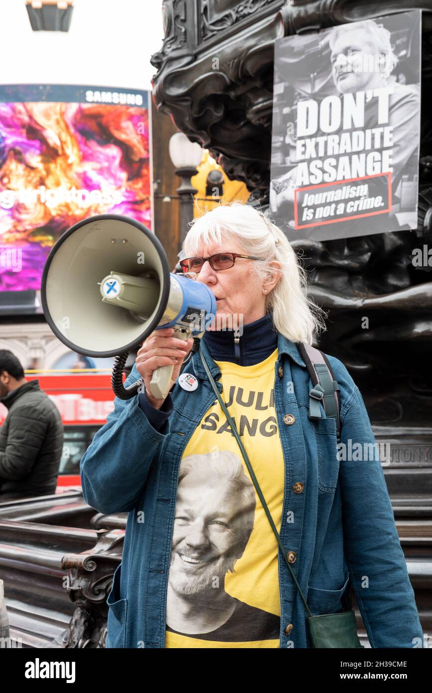 Piccadilly Circus, London, UK. 23rd October 2021. Supporters of WikiLeaks founder Julian Assange protest at London’s Piccadilly Circus prior to Julian being brought from Belmarsh Prison to appear at London’s High Court at the Royal Courts of Justice on the 27th October 2021 for an extradition appeal. Assange supporter standing next to Eros. Credit: Stephen Bell/Alamy Stock Photo