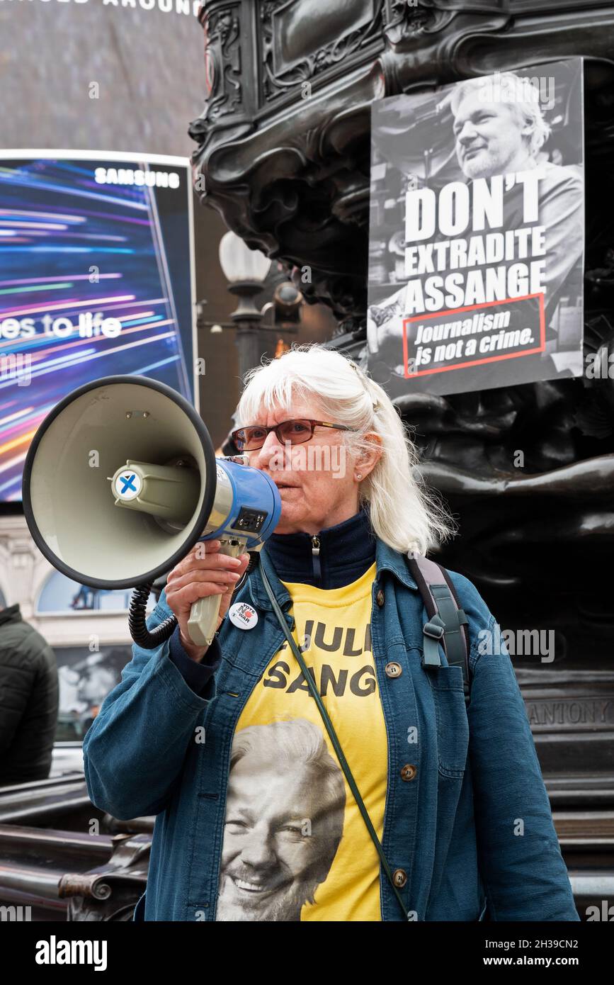 Piccadilly Circus, London, UK. 23rd October 2021. Supporters of WikiLeaks founder Julian Assange protest at London’s Piccadilly Circus prior to Julian being brought from Belmarsh Prison to appear at London’s High Court at the Royal Courts of Justice on the 27th October 2021 for an extradition appeal. Assange supporter standing next to Eros. Credit: Stephen Bell/Alamy Stock Photo