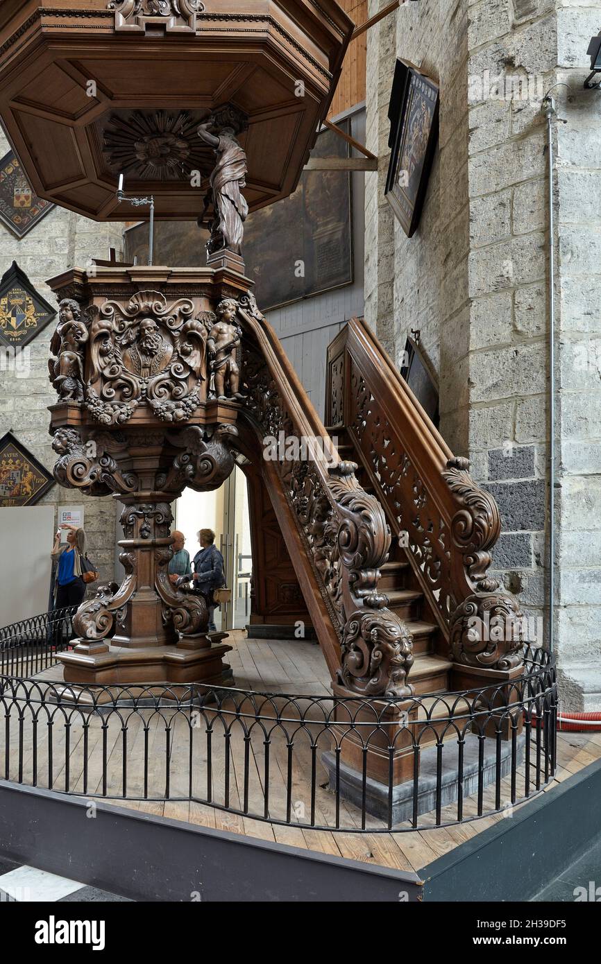 Púlpito de madera. Iglesia de Sint-Niklaas. Gante. Bélgica. Stock Photo