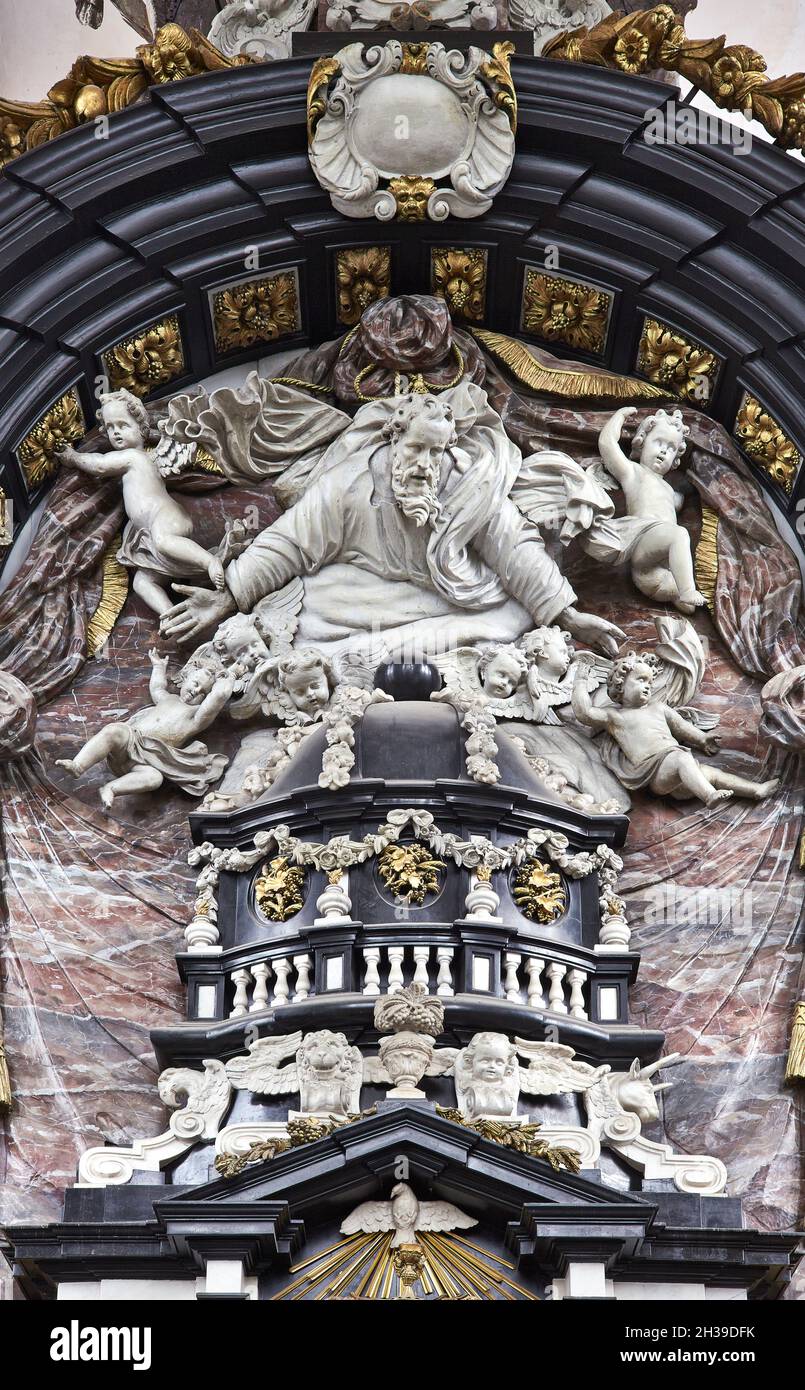 Iglesia de Sint-Niklaas. Altar barroco. Gante. Bélgica. Stock Photo