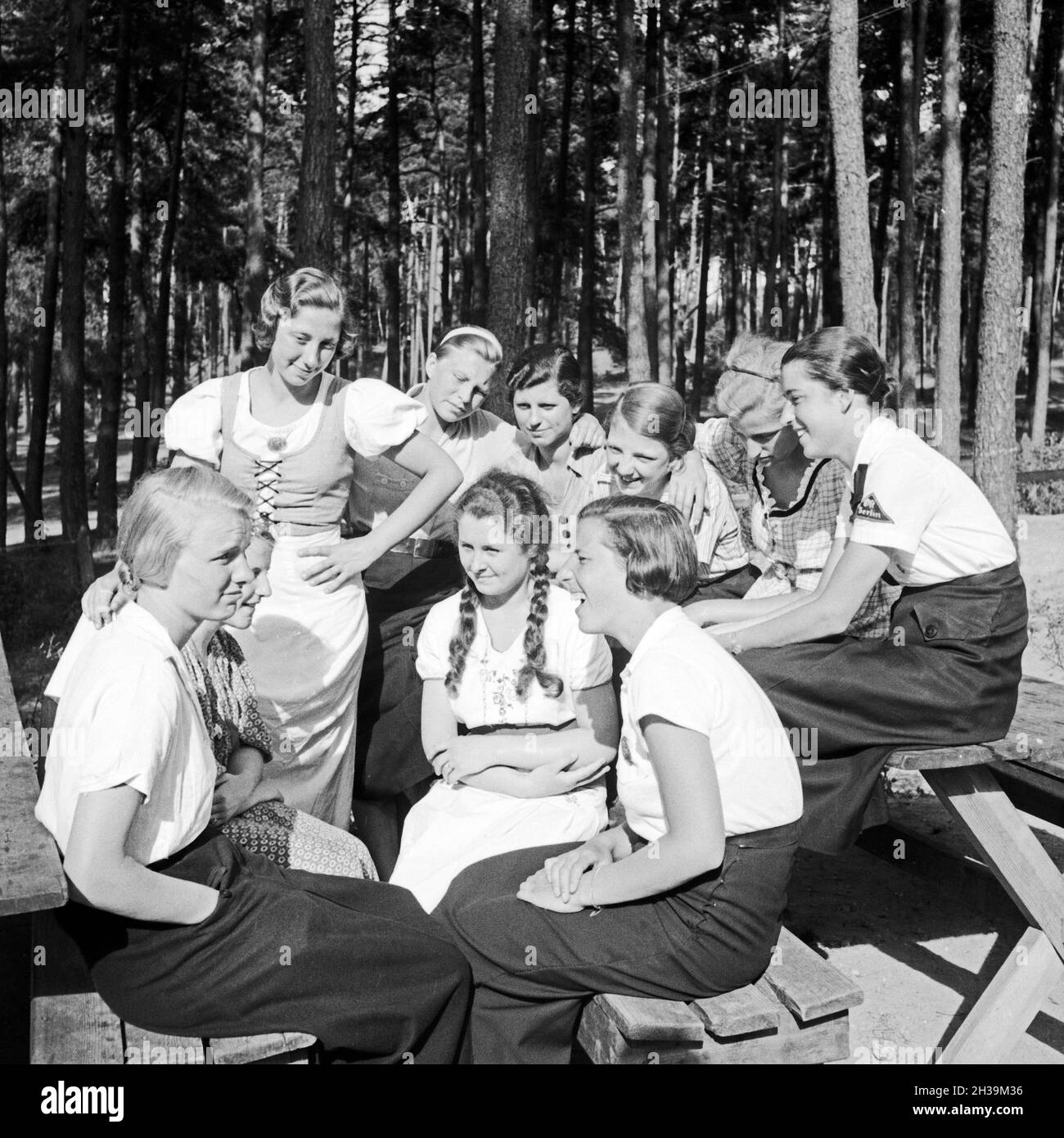 Eine BDM Mädelschaft sitzt in der Sonne im Freizeitlager Altenhof am Werbellinsee, Brandenburg, 1930er Jahre. A group of BDM girls sitting in the sun at leisure camp of Deutsche Arbeitsfront at Altenhof, Brandenburg, 1930s. Stock Photo