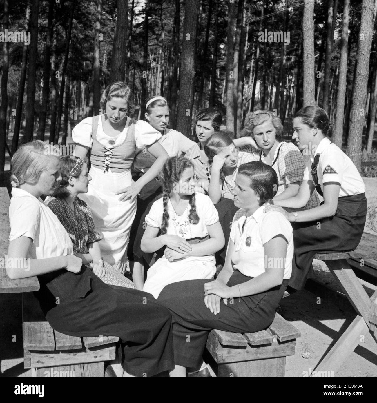 Eine BDM Mädelschaft sitzt in der Sonne im Freizeitlager Altenhof am Werbellinsee, Brandenburg, 1930er Jahre. A group of BDM girls sitting in the sun at leisure camp of Deutsche Arbeitsfront at Altenhof, Brandenburg, 1930s. Stock Photo