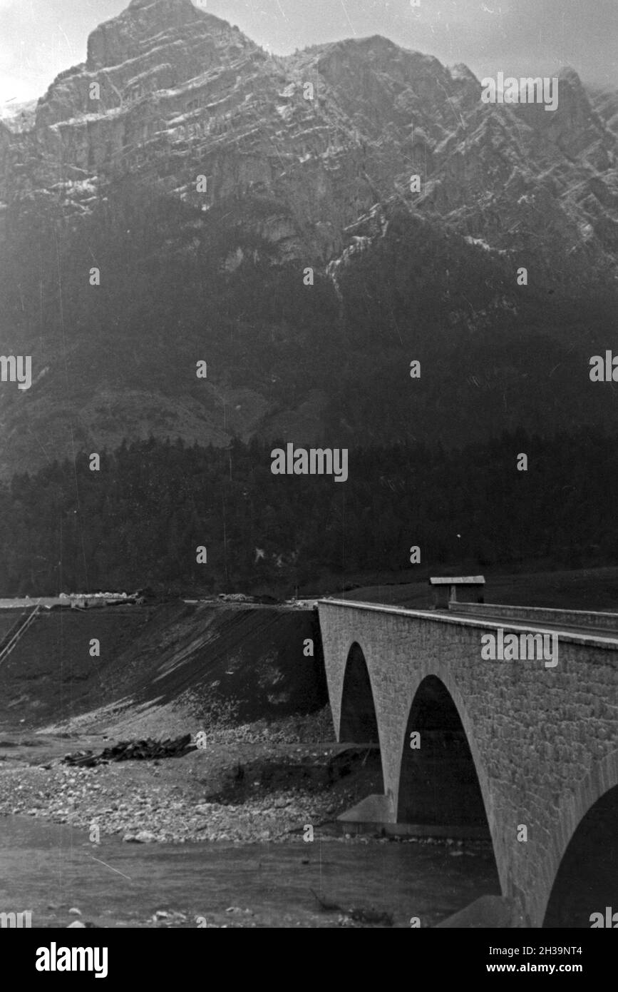 Brücke an der Deutschen Alpenstraße in den Bayerischen Alpen, Deutschland 1930er Jahre. Bridge at Deutsche Alpenstrasse mountain road at Bavaria, Germany 1930s. Stock Photo