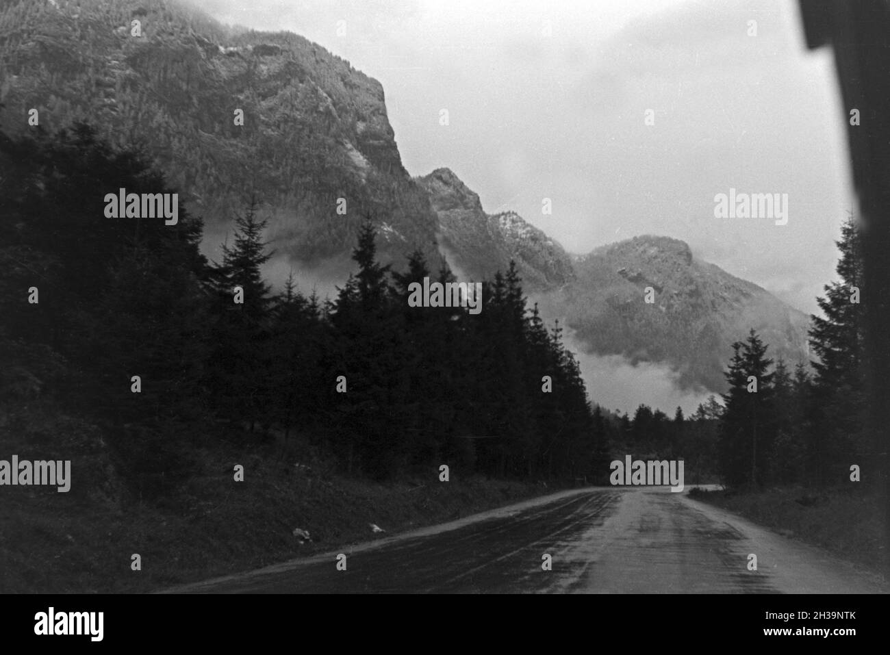An der Deutschen Alpenstraße in den Bayerischen Alpen, Deutschland 1930er Jahre. At Deutsche Alpenstrasse mountain road at Bavaria, Germany 1930s. Stock Photo