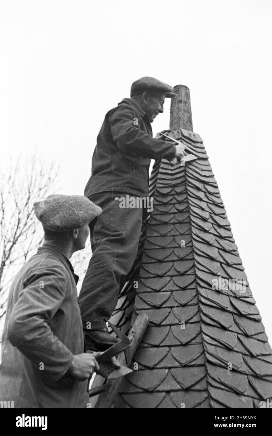 Auszubildende einer Dachdeckerschule bei einer Übung, Deutsches Reich 1937. Trainees of a roofer school at a tutorial, Germany 1937. Stock Photo