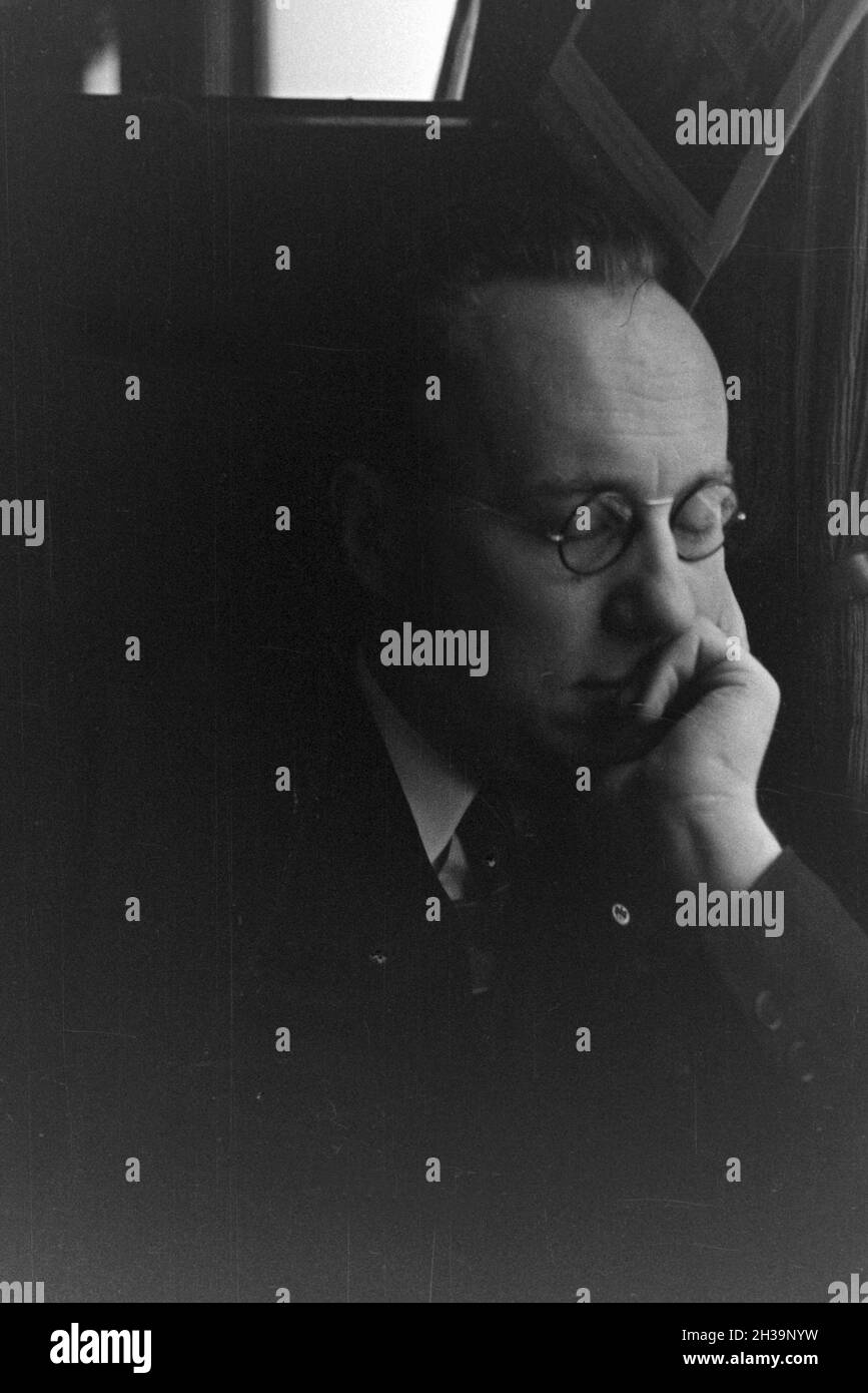 Ein Mann schläft während einer Zugfahrt, Deutschland 1930er Jahre. A man taking a nap while travelling by train, Germany 1930s. Stock Photo