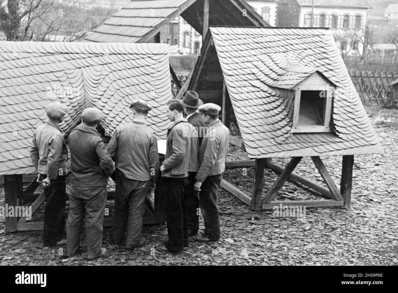 Auszubildende einer Dachdeckerschule bei einer Übung, Deutsches Reich 1937. Trainees of a roofer school at a tutorial, Germany 1937. Stock Photo