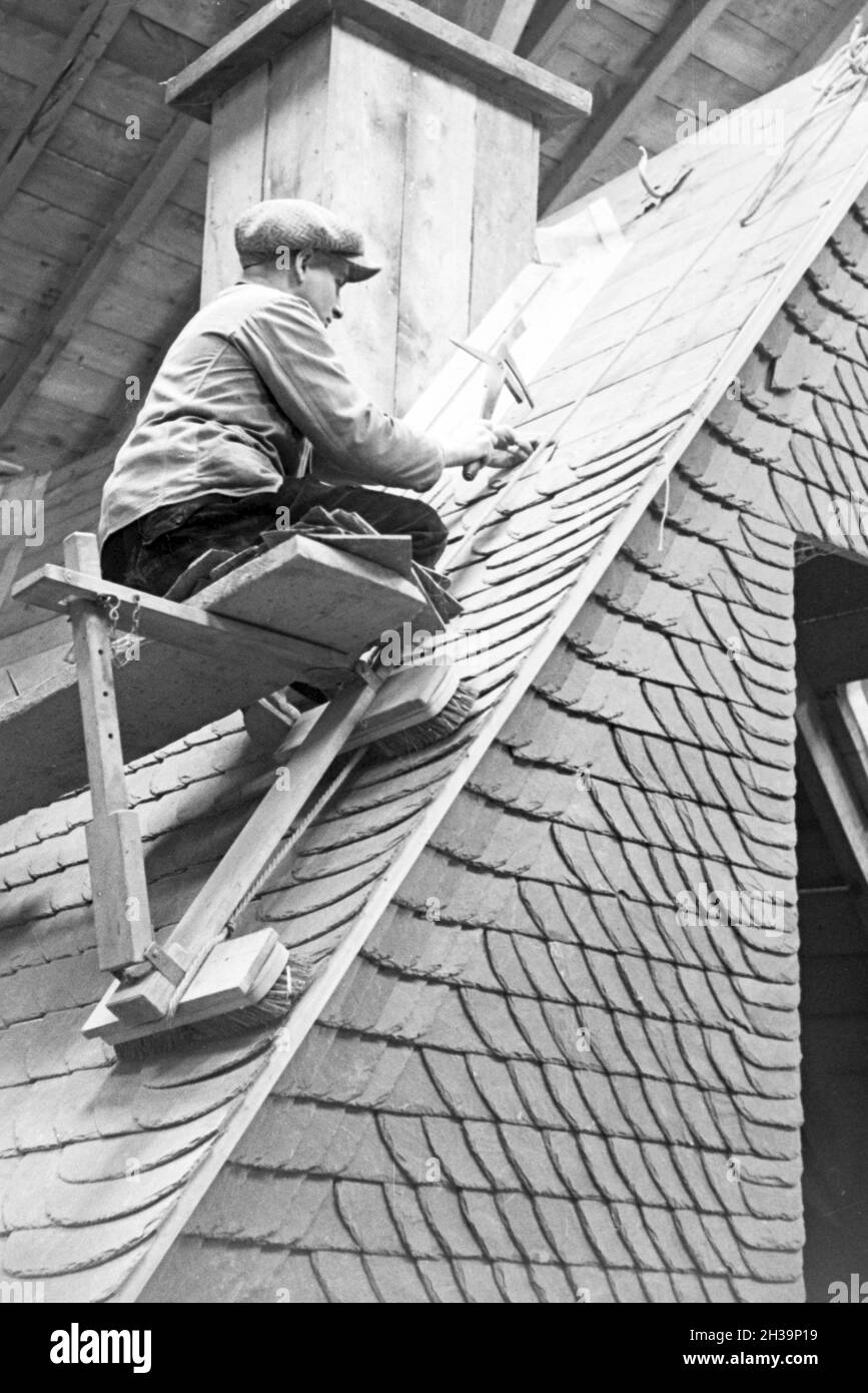 Auszubildender einer Dachdeckerschule bei einer Übung, Deutsches Reich 1937. Trainee of a roofer school at a tutorial, Germany 1937. Stock Photo