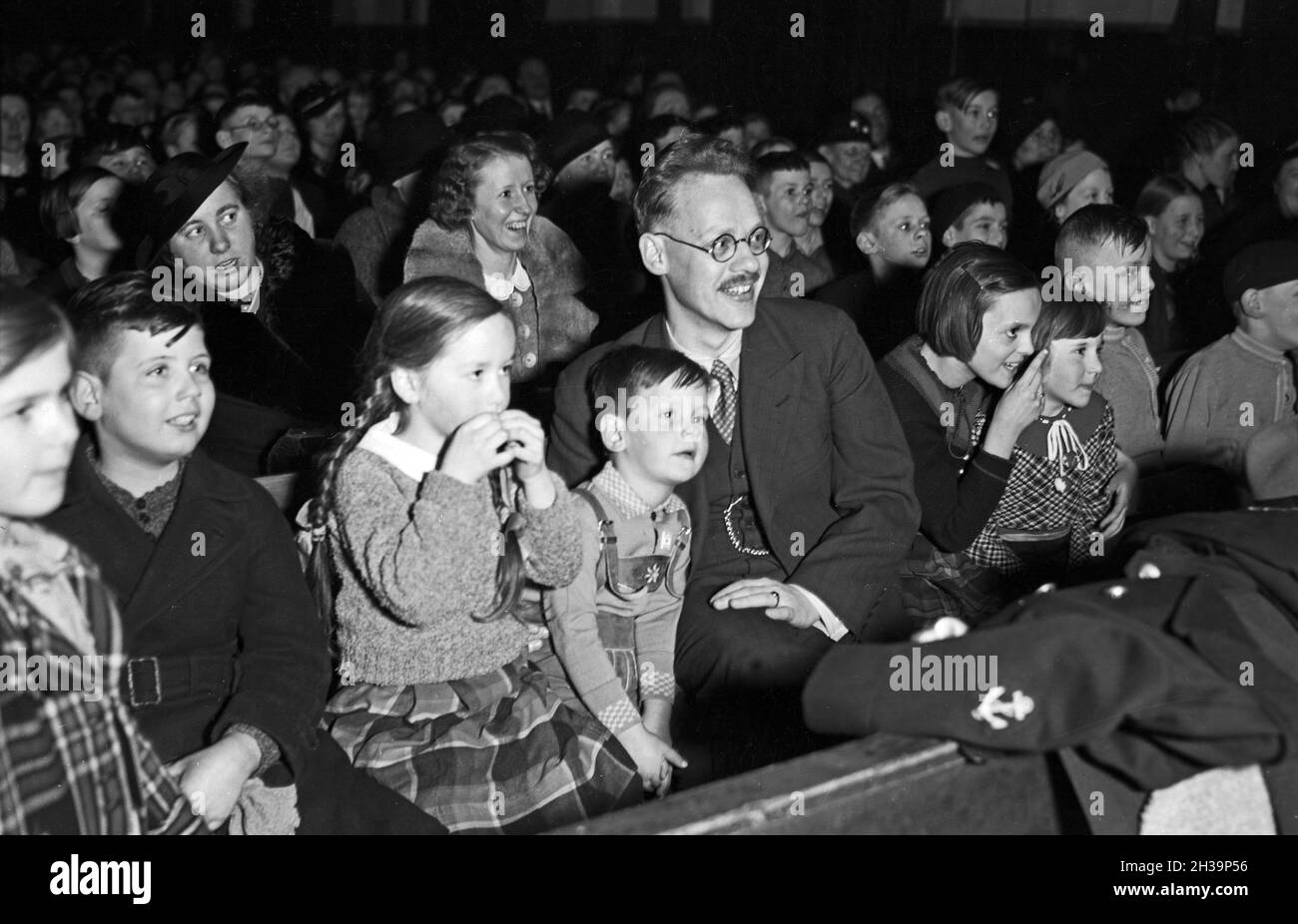 1930s theatre audience Black and White Stock Photos & Images Alamy