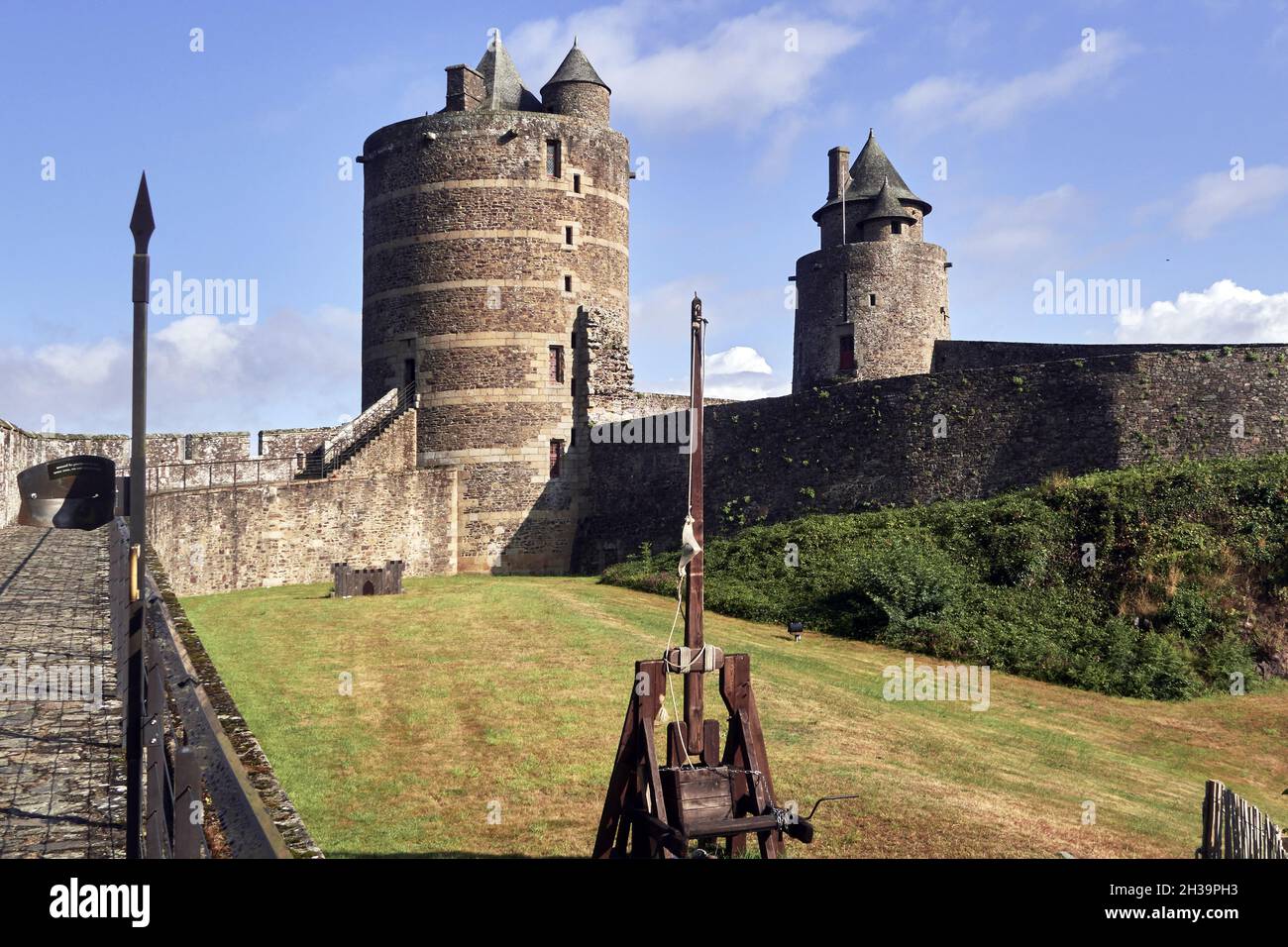 Fougeres, France. Ille-et-Vilaine department, Britain.A reconstruction of a catapult in the backyard of the medieval castle helps to understand how th Stock Photo