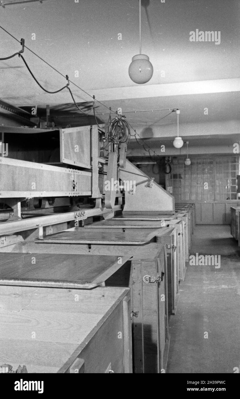 Aufgeräumte Arbeitsplätze Am Fließband Herstellung Von Zigaretten In Der  Zigarettenfabrik Kyriazi In Hamburg, Deutschland 1930Er Jahre. Tidy Working  Places At The Conveyor Belts For The Production Of Cigarettes At The  Kyriazi Cigarette