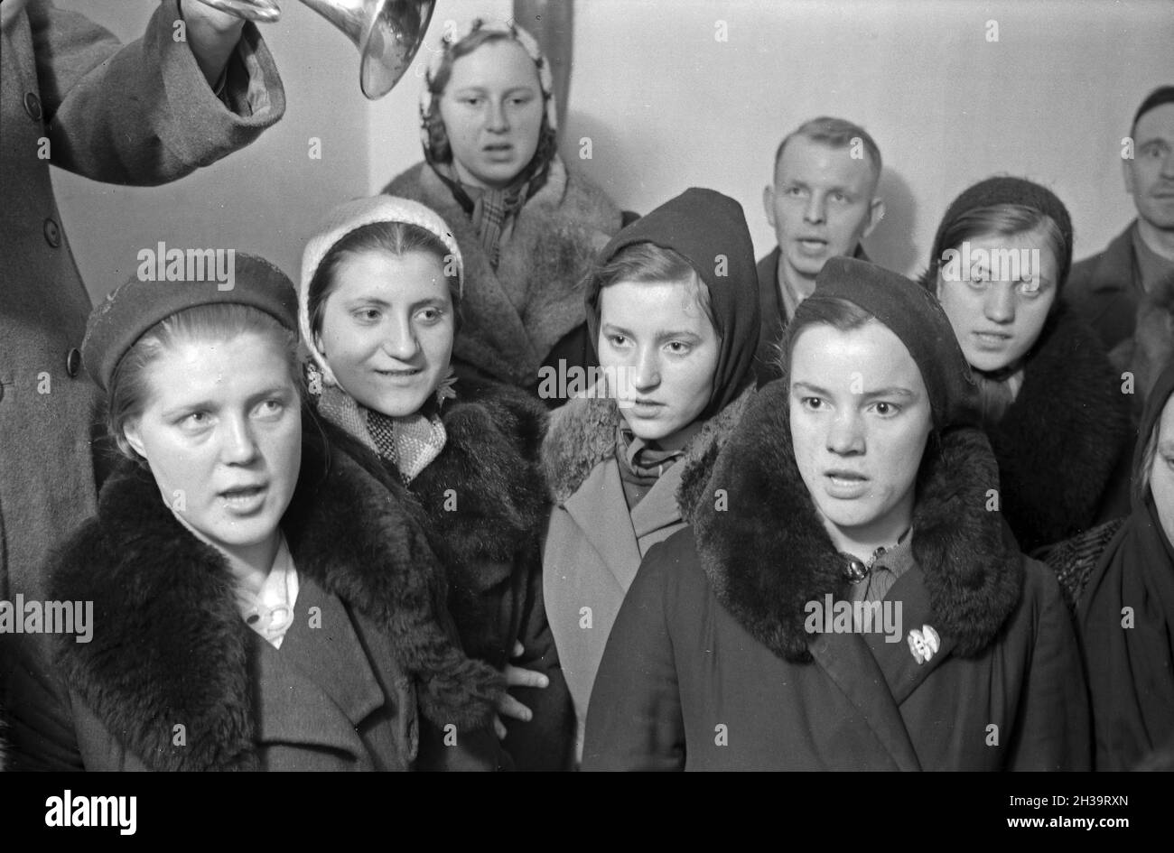 Ein Chor mit Bläsermusik singt Weihnachtslieder, Deutschland 1940er Jahre. A choir with trumpet accompanimentm singing christmas carols, Germany 1940s. Stock Photo