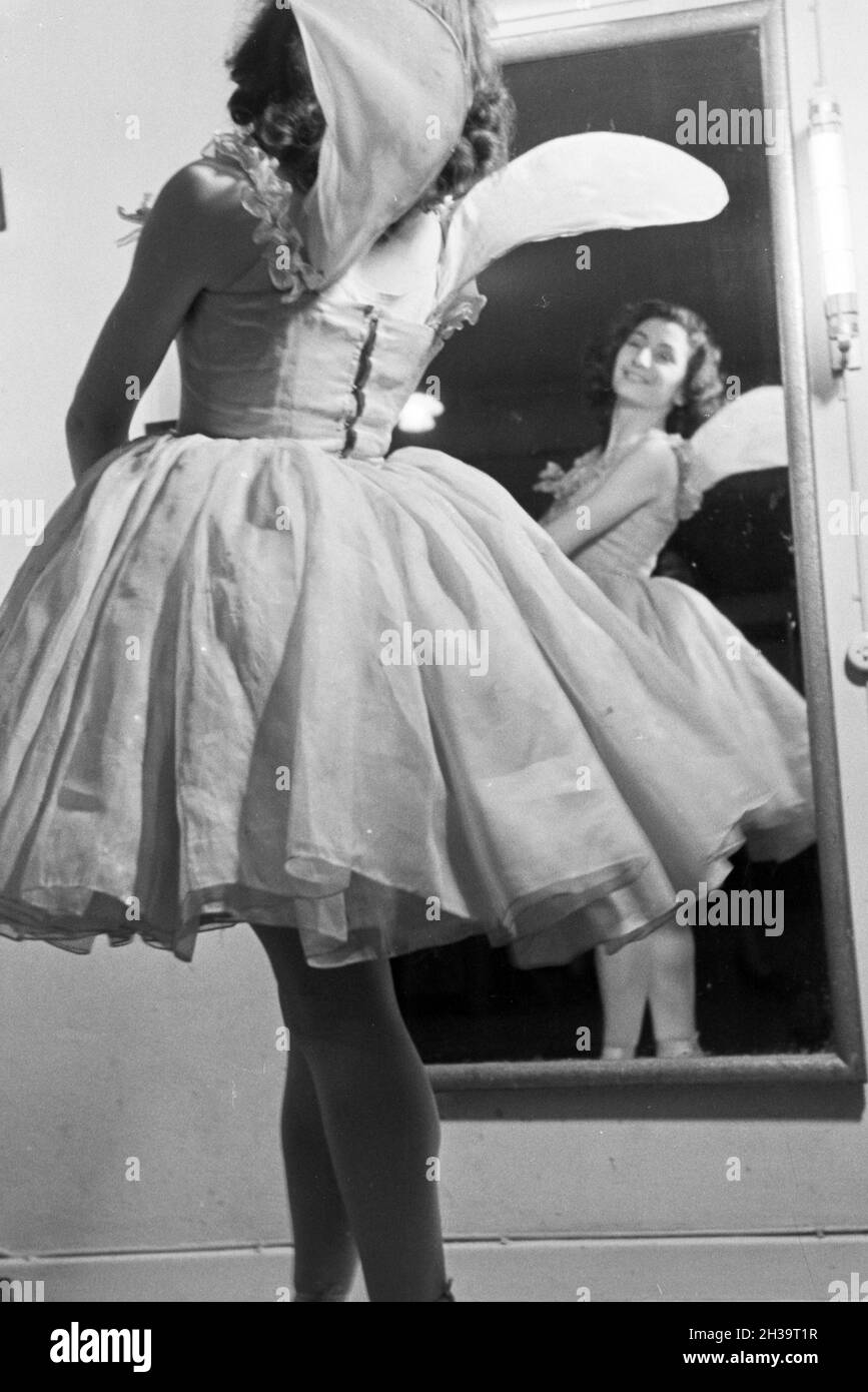 Tänzerin in der Umkleidekabine im Opernhaus in Rom; Italien 1940er Jahre. Chorus girl in the changing room in the opera in Rome; Italy 1940s. Stock Photo