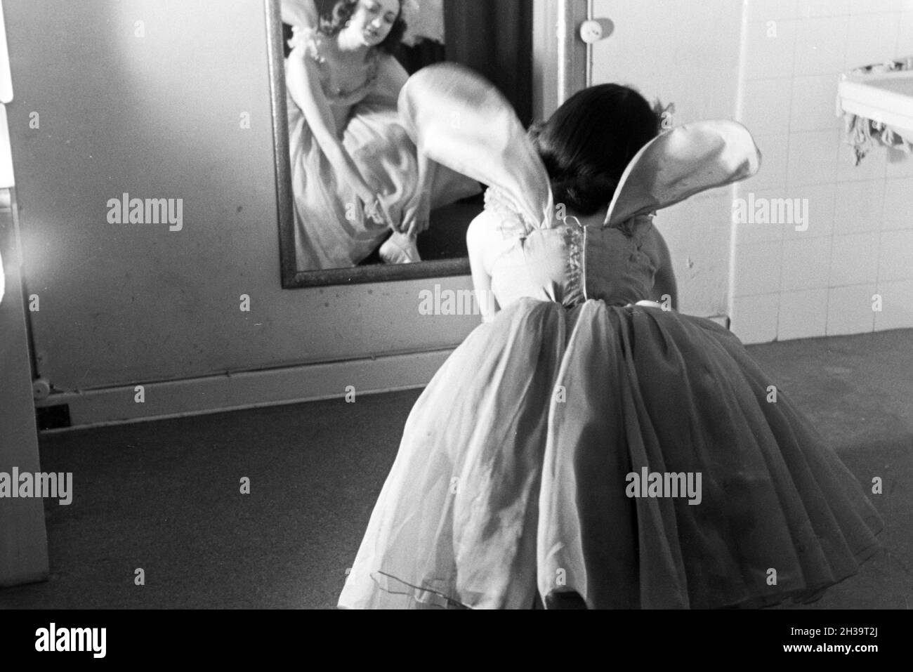 Tänzerin in der Umkleidekabine im Opernhaus in Rom; Italien 1940er Jahre. Chorus girl in the changing room in the opera in Rome; Italy 1940s. Stock Photo