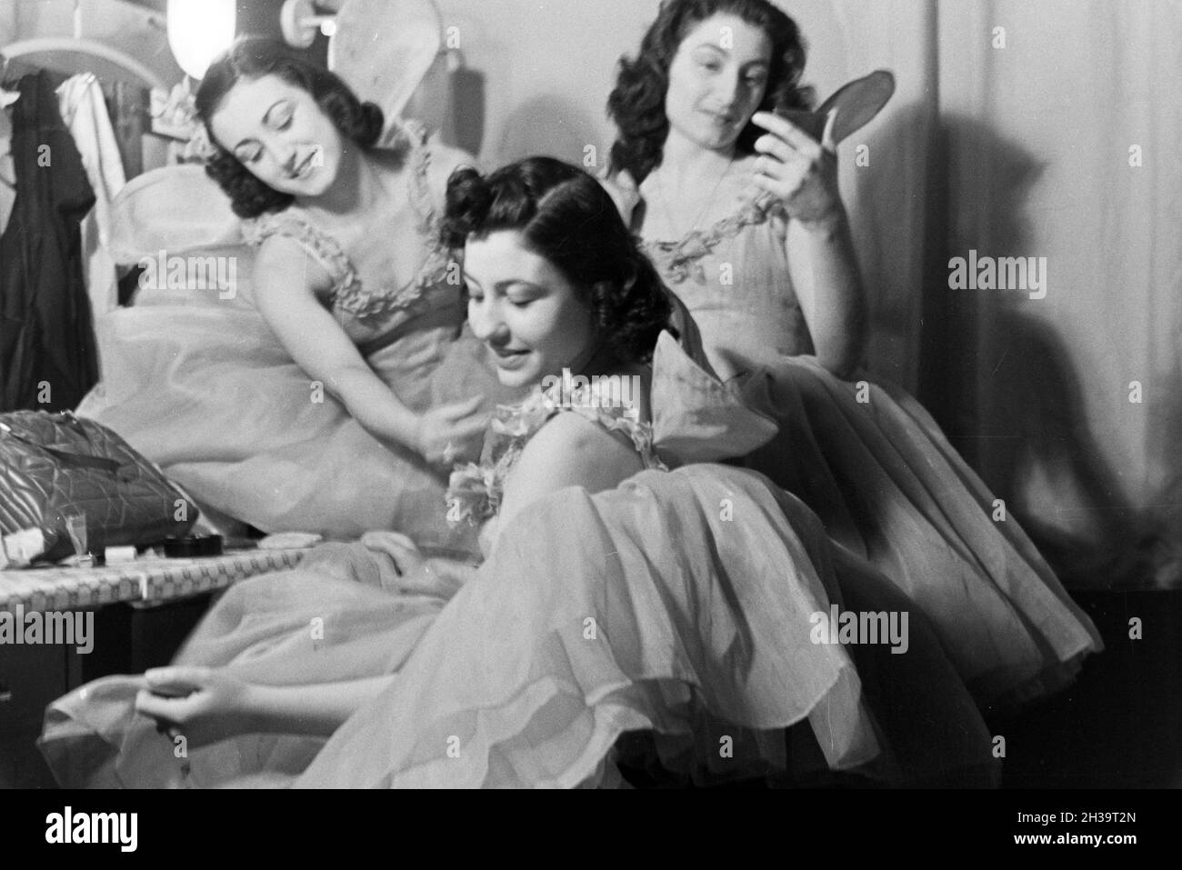 Tänzerinnen in der Umkleidekabine im Opernhaus in Rom; Italien 1940er Jahre. Chorus girls in the changing room in the opera in Rome; Italy 1940s. Stock Photo