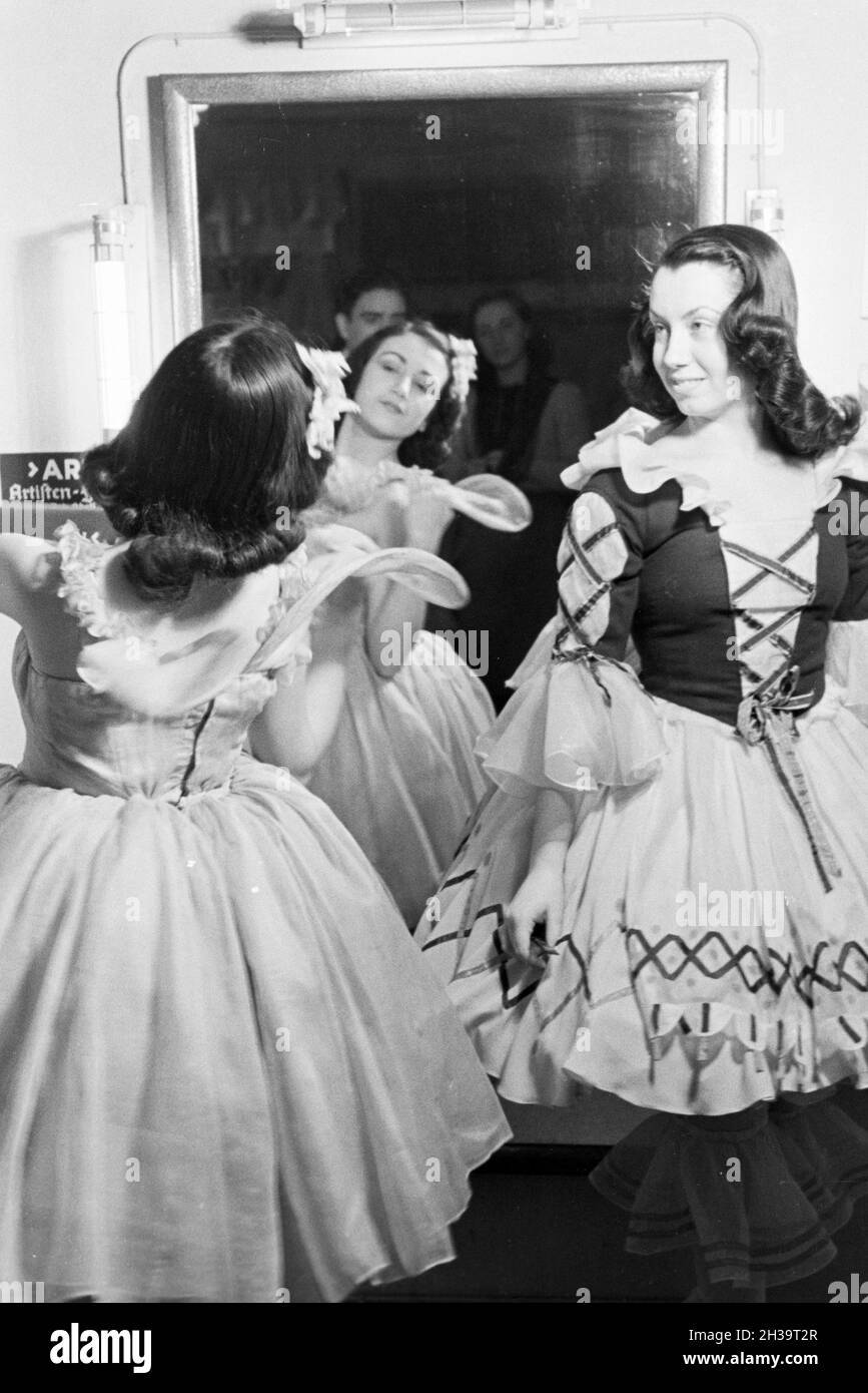 Tänzerinnen in der Umkleidekabine im Opernhaus in Rom; Italien 1940er Jahre. Chorus girls in the changing room in the opera in Rome; Italy 1940s. Stock Photo
