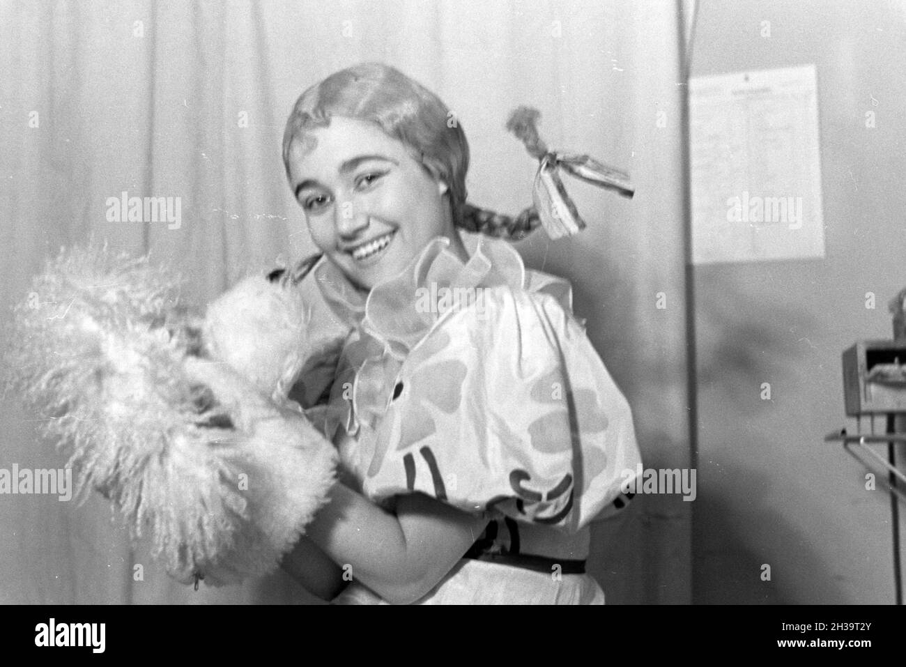 Opernsängerin in der Umkleidekabine im Opernhaus in Rom; Italien 1940er Jahre. Opera singer in the changing room in the opera in Rome; Italy 1940s. Stock Photo