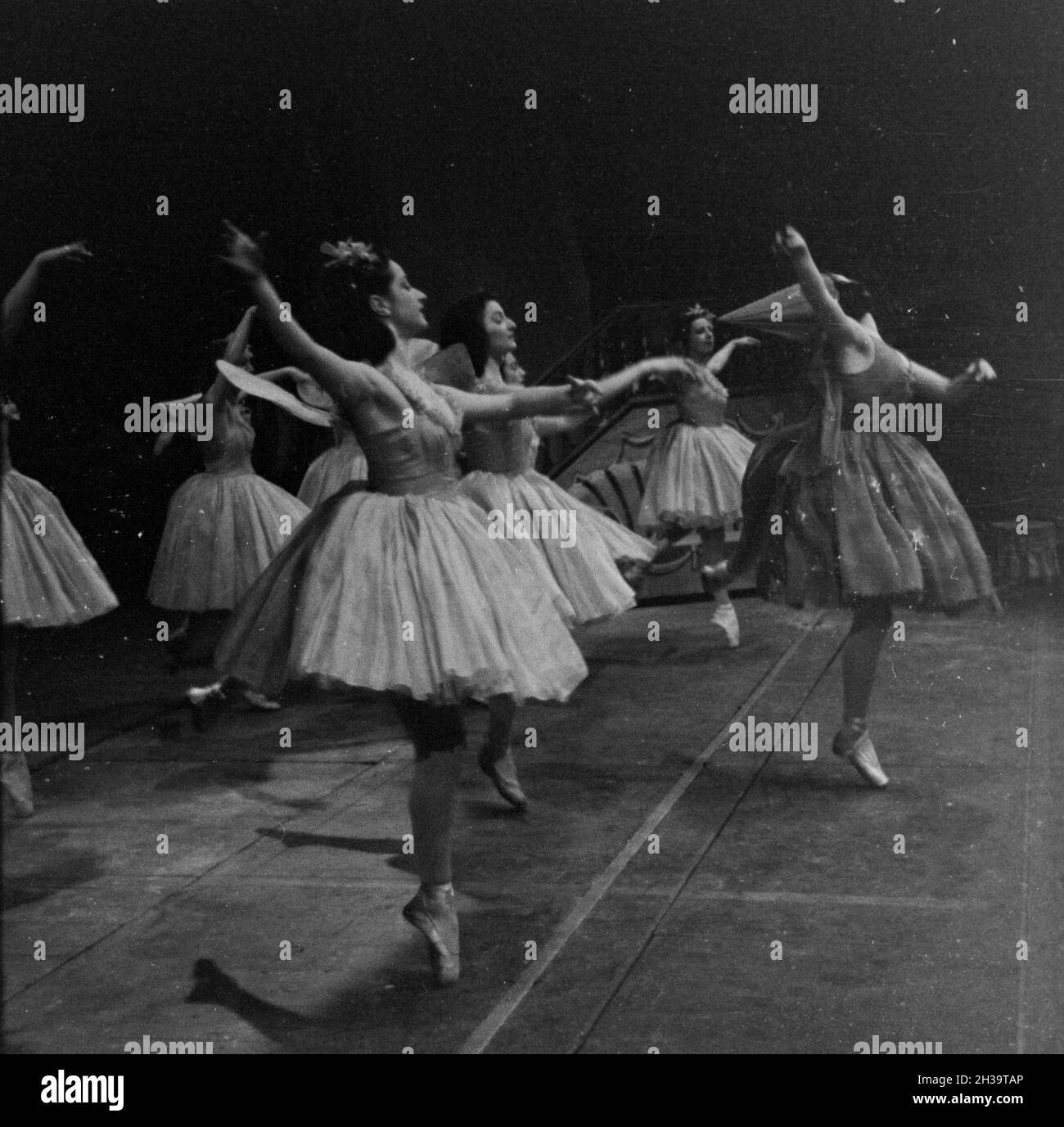 Ballerina 1940s hi-res stock photography and images - Alamy