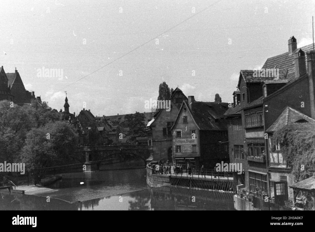Unterwegs in der Stadt Nürnberg, Deutschland 1930er Jahre. At Nuremberg city, Germany 1930s. Stock Photo