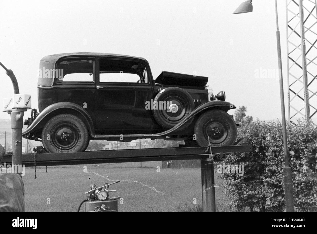 Auto auf einer Hebebühne, Deutschland 1930er Jahre. Car on a lifting ramp,  Germany 1930s Stock Photo - Alamy