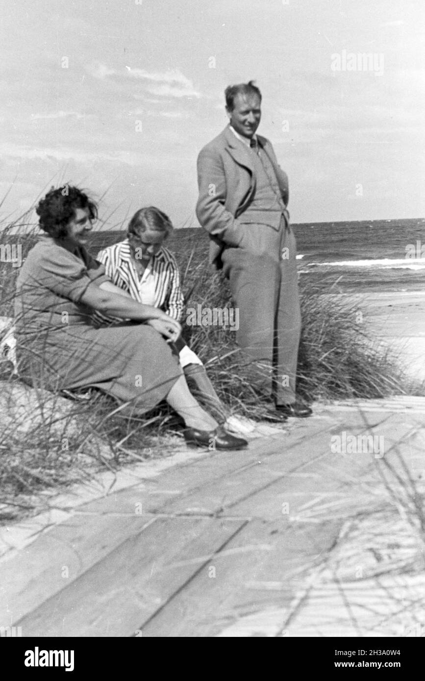 Urlauber am Strand an der Ostsee, Deutschland 1930er Jahre. Holidaymakers at the beach of the BAltic Sea, Germany 1930s. Stock Photo