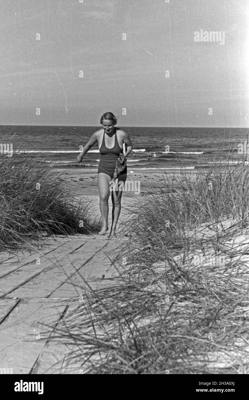 Urlauber am Strand an der Ostsee, Deutschland 1930er Jahre. Holidaymakers on the beach at the Baltic Sea, Germany 1930s. Stock Photo