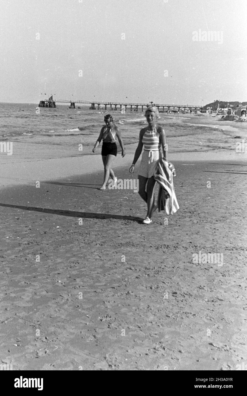 Urlauberinnen am Strand an der Ostsee, Deutschland 1930er Jahre. Holidaymakers at the beach of the BAltic Sea, Germany 1930s. Stock Photo